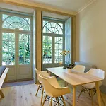 Апартаменты Trait House *